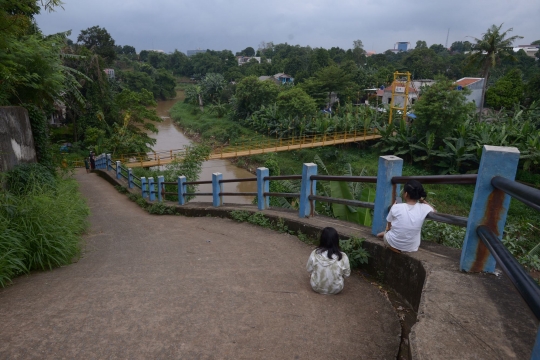 Jembatan Gantung Kuning di Condet yang Viral Jadi Tempat Berburu Fotografi