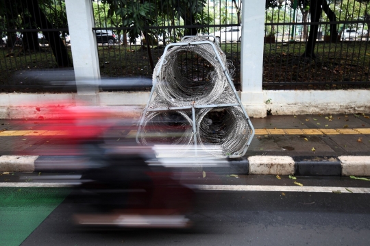 Kawat Berduri di Trotoar Jalan Asia Afrika Ganggu Kenyamanan Pejalan Kaki