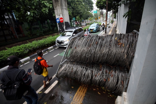 Kawat Berduri di Trotoar Jalan Asia Afrika Ganggu Kenyamanan Pejalan Kaki