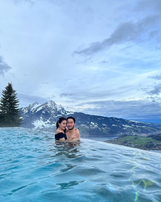 Liburan di Swiss, Ini 7 Potret Romantis Syahnaz dan Jeje di Pegunungan Salju