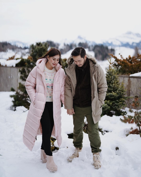 Liburan di Swiss, Ini 7 Potret Romantis Syahnaz dan Jeje di Pegunungan Salju