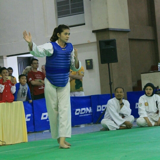 Dulu Atlet Silat Berprestasi, Gadis Cantik ini Kini Jadi Prajurit Brimob Siap Tempur