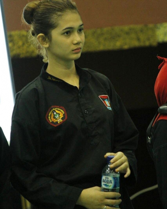 Dulu Atlet Silat Berprestasi, Gadis Cantik ini Kini Jadi Prajurit Brimob Siap Tempur