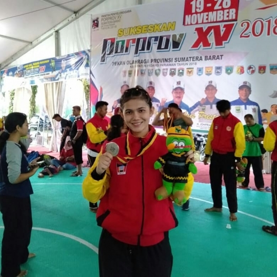 Dulu Atlet Silat Berprestasi, Gadis Cantik ini Kini Jadi Prajurit Brimob Siap Tempur