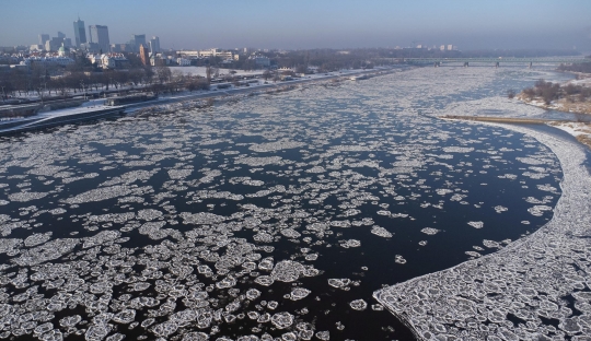 Pemandangan Gumpalan Es Menakjubkan di Sungai Polandia