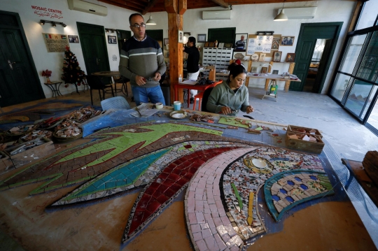 Menghidupkan Kembali Mosaik Bersejarah Khas Palestina