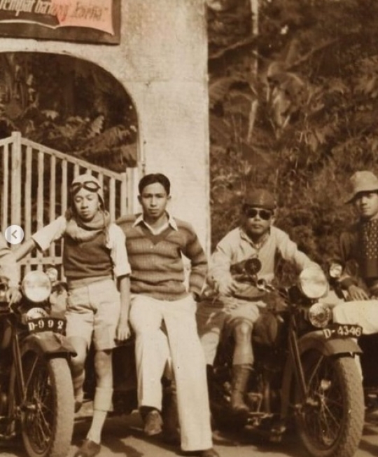 Potret Anak Motor Bandung Tahun 1930, Gayanya Curi Perhatian