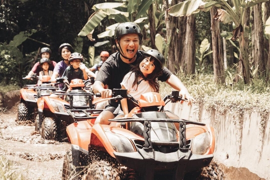 7 Potret Keseruan Gading Marten dan Gempi Main ATV di Bali, Lewati Sungai Hingga Gua