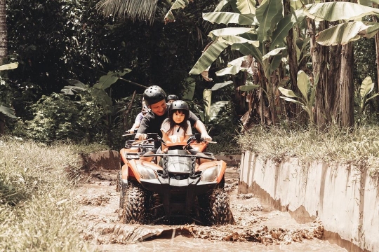7 Potret Keseruan Gading Marten dan Gempi Main ATV di Bali, Lewati Sungai Hingga Gua