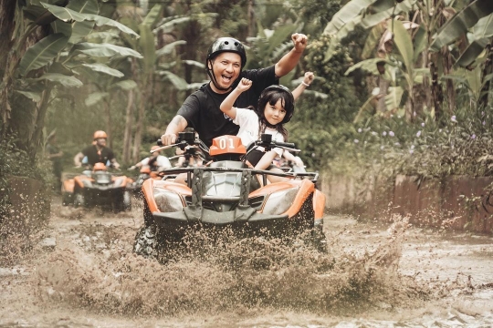 7 Potret Keseruan Gading Marten dan Gempi Main ATV di Bali, Lewati Sungai Hingga Gua