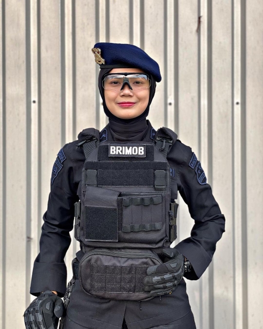 Intip Aksi Polwan Korps Brimob Beratraksi Pakai Golok,Wajahnya Cantik Tapi Jago Silat