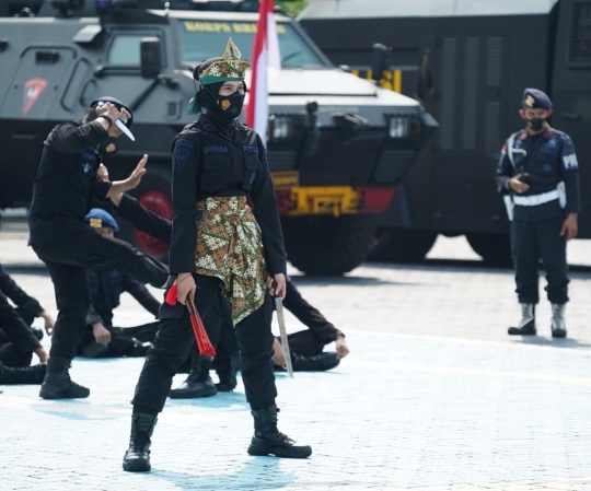 Intip Aksi Polwan Korps Brimob Beratraksi Pakai Golok,Wajahnya Cantik Tapi Jago Silat