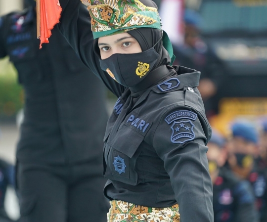 Intip Aksi Polwan Korps Brimob Beratraksi Pakai Golok,Wajahnya Cantik Tapi Jago Silat