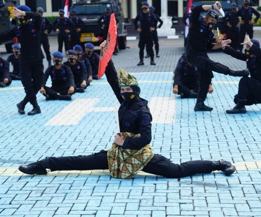 Intip Aksi Polwan Korps Brimob Beratraksi Pakai Golok,Wajahnya Cantik Tapi Jago Silat