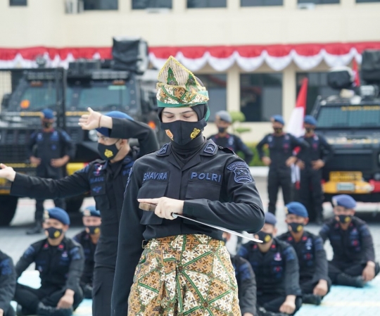 Intip Aksi Polwan Korps Brimob Beratraksi Pakai Golok,Wajahnya Cantik Tapi Jago Silat