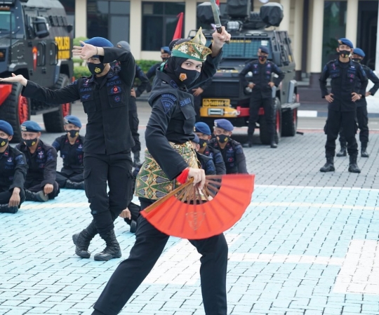 Intip Aksi Polwan Korps Brimob Beratraksi Pakai Golok,Wajahnya Cantik Tapi Jago Silat