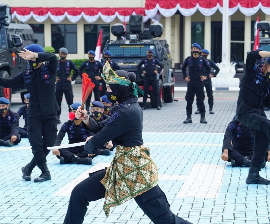 Intip Aksi Polwan Korps Brimob Beratraksi Pakai Golok,Wajahnya Cantik Tapi Jago Silat