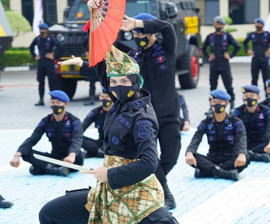 Intip Aksi Polwan Korps Brimob Beratraksi Pakai Golok,Wajahnya Cantik Tapi Jago Silat