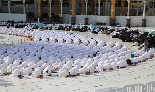 Kasus Covid-19 Melonjak, Jemaah Umroh Kembali Dibatasi Masuk Masjidil Haram