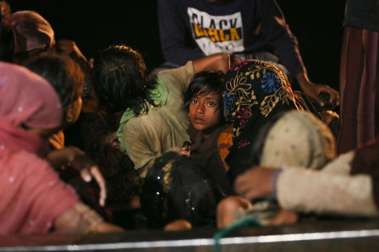 Raut Etnis Rohingya yang Terombang-ambing di Laut Aceh saat Dievakuasi