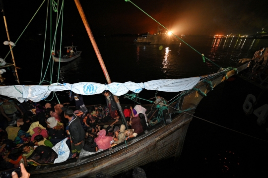 Raut Etnis Rohingya yang Terombang-ambing di Laut Aceh saat Dievakuasi