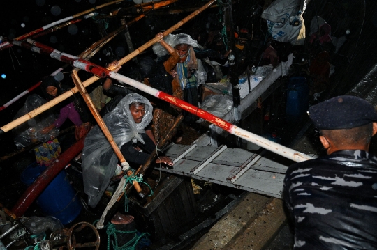 Raut Etnis Rohingya yang Terombang-ambing di Laut Aceh saat Dievakuasi