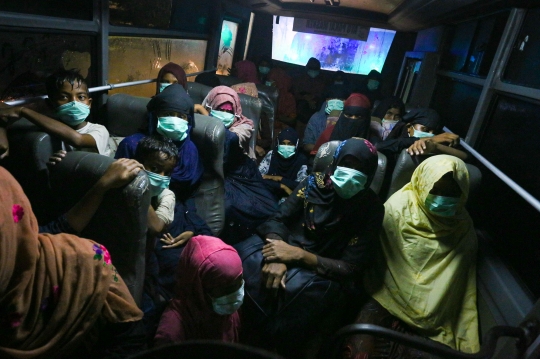 Raut Etnis Rohingya yang Terombang-ambing di Laut Aceh saat Dievakuasi