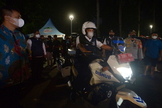 Anies Baswedan Patroli Pantau Kerumunan Malam Tahun Baru