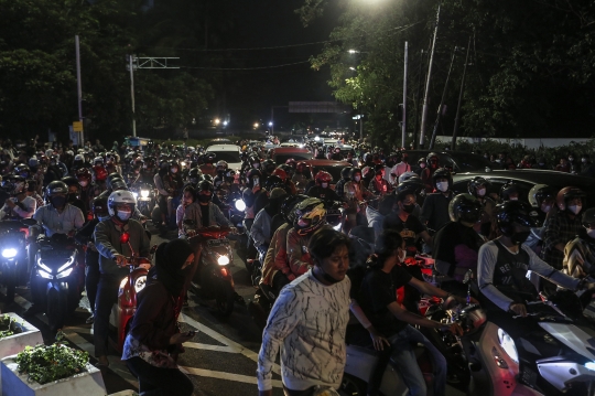 Nekatnya Warga Berkerumun di Malam Tahun Baru 2022