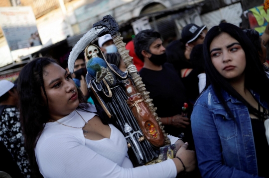 Awal Tahun 2022, Warga Meksiko Arak Patung Santo Kematian