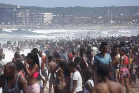 Warga Afrika Selatan Padati Pantai Saat Liburan Tahun Baru 2022