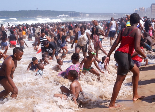 Warga Afrika Selatan Padati Pantai Saat Liburan Tahun Baru 2022