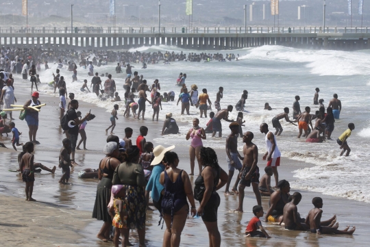 Warga Afrika Selatan Padati Pantai Saat Liburan Tahun Baru 2022