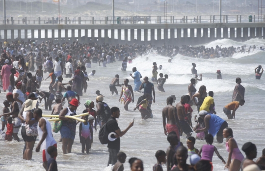 Warga Afrika Selatan Padati Pantai Saat Liburan Tahun Baru 2022