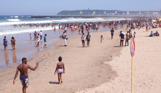 Warga Afrika Selatan Padati Pantai Saat Liburan Tahun Baru 2022