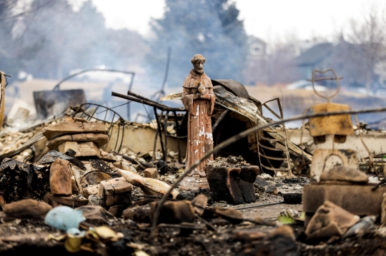 Ngerinya Melihat Sisa-Sisa Kebakaran Ratusan Rumah di Colorado