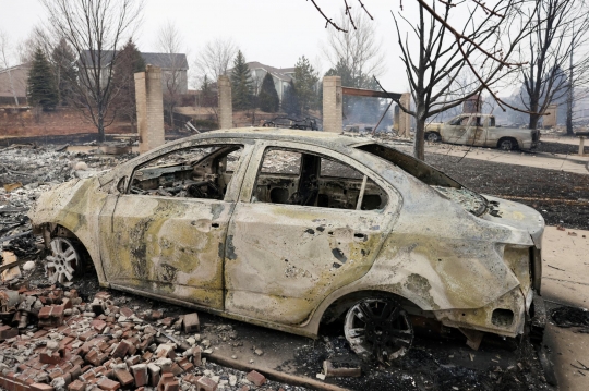 Ngerinya Melihat Sisa-Sisa Kebakaran Ratusan Rumah di Colorado
