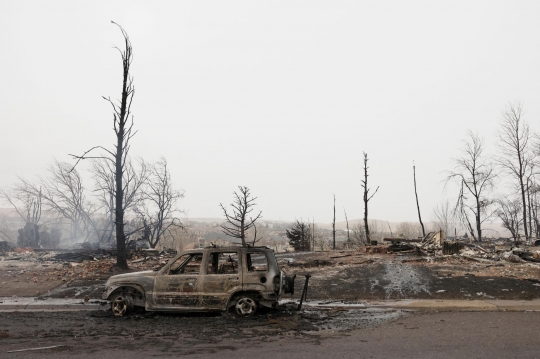 Ngerinya Melihat Sisa-Sisa Kebakaran Ratusan Rumah di Colorado