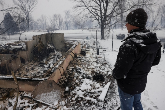 Ngerinya Melihat Sisa-Sisa Kebakaran Ratusan Rumah di Colorado