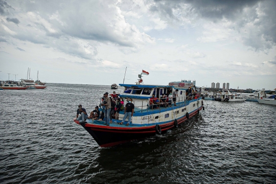 Wisatawan Padati Dermaga Kali Adem Usai Rayakan Tahun Baru di Pulau Seribu