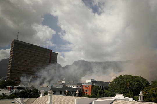 Gedung Parlemen Afrika Selatan Terbakar, Asap Pekat Mengepul Tinggi