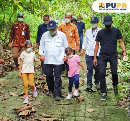 Jarang Terekspos, Ini Momen Seru Menteri Basuki Hadimuljono Momong Cucu