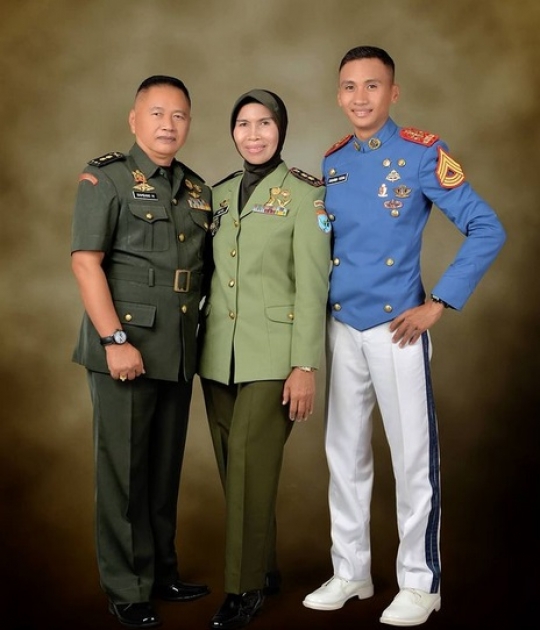 Satu Keluarga ini Perwira TNI, Bapak & Ibunya Berpangkat Letkol, Anaknya Letnan