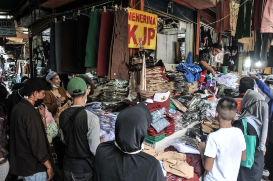 Berkah Pedagang Seragam Sekolah di Kala PTM Kembali 100 Persen