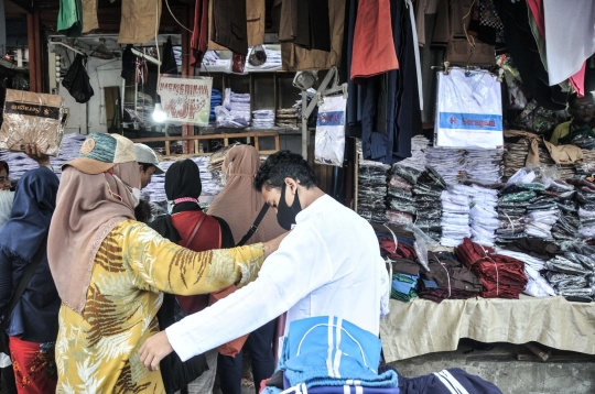 Berkah Pedagang Seragam Sekolah di Kala PTM Kembali 100 Persen