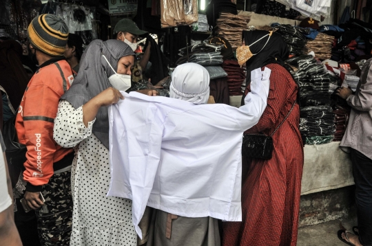 Berkah Pedagang Seragam Sekolah di Kala PTM Kembali 100 Persen