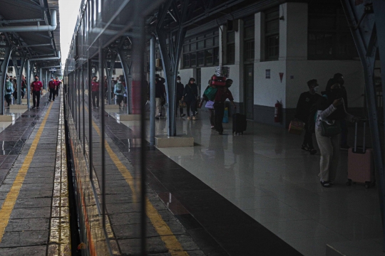 Arus Balik Libur Tahun Baru di Stasiun Senen