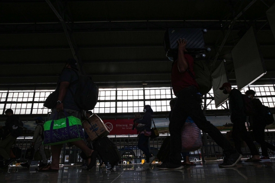 Arus Balik Libur Tahun Baru di Stasiun Senen