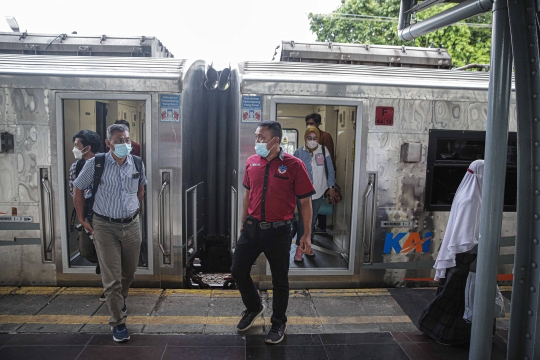 Arus Balik Libur Tahun Baru di Stasiun Senen