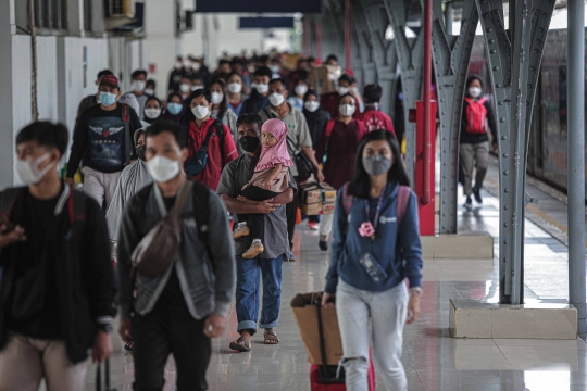 Arus Balik Libur Tahun Baru di Stasiun Senen